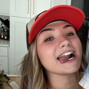 Meet your Posher, Hallie